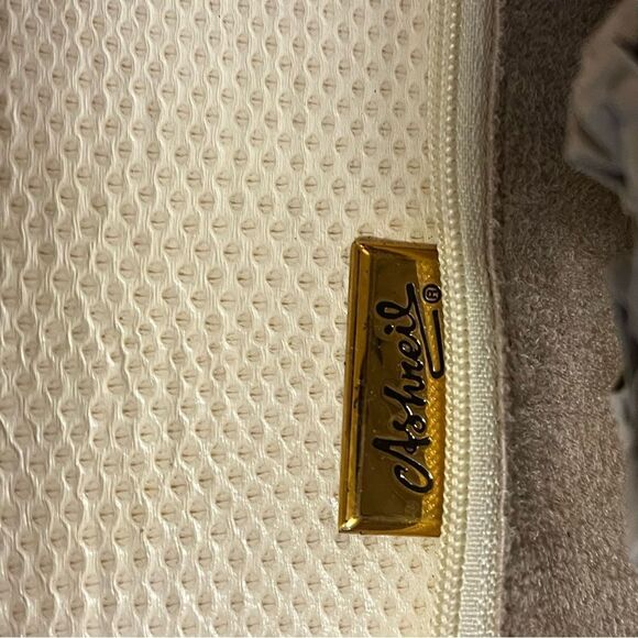 Ashreil cream textured shoulder bag gold tone chain with vintage style detail - Picture 12 of 12